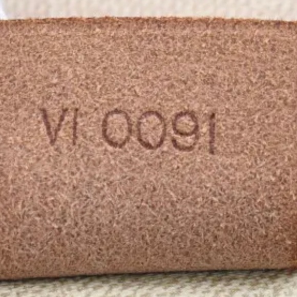 Authentic LV Excursion bag in Excellent pre-loved condition - Picture 10 of 10